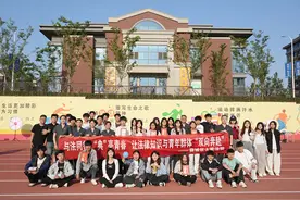 "法律知识+趣味游戏"！枣庄市薛城区人民法院“普法集市”开摊图片