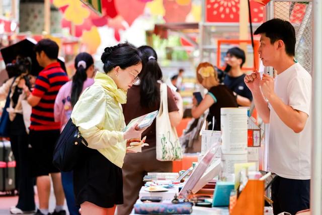 虹桥南丰城“秋日季”开启！联手上海书城首创“晒秋书市”……
