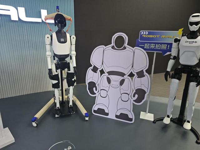 直击全球首家机器人4S店：C端陪伴型机器人受捧，医疗级产品售价超千万