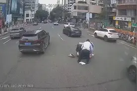 暖！老人过马路物品散落一地 海口公交司机停车为她挡住车流帮捡回图片