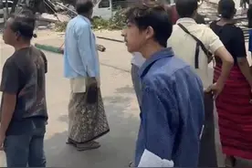 在缅中国商人亲历7.9级地震：逃下楼后发现酒店墙壁开裂，附近一酒店整体垮塌，街头多名伤亡人员被拉走图片