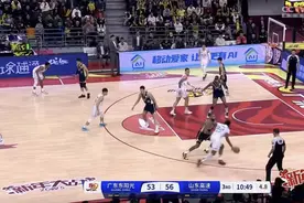 末节陷入“黑色十分钟”，山东男篮93：98不敌广东遭复仇图片