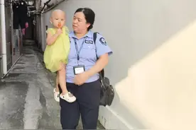 2岁萌娃溜出门 燕罗网格员将其护送回家图片