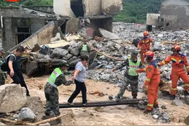 四川雅安汉源县突发山洪，官兵民兵紧急救援图片