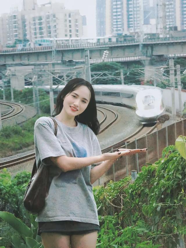 南宁新晋网红打卡点！火车在房顶行驶，比重庆“李子坝”更震撼
