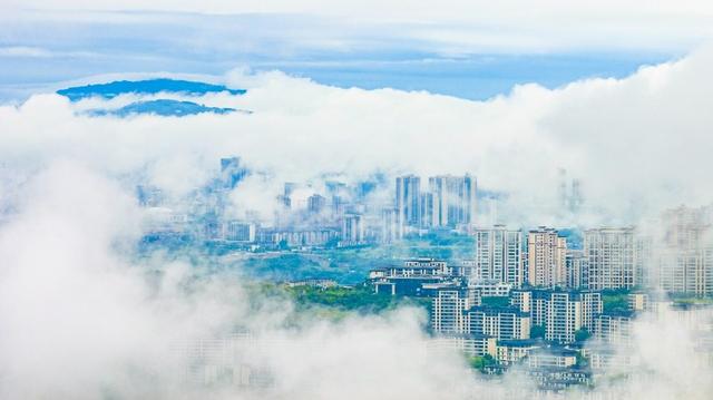 降温降雨为重庆送来平流雾美景