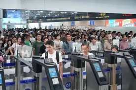 广东多个口岸迎客流高峰，通关提示→图片