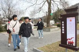 当社会实践大学生遇见“从军报国树”图片