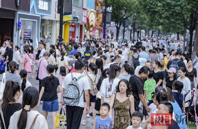降温后，武汉的街头更热闹了