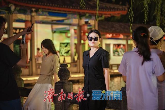 一年四季 泉在济南丨入夜时分游人如织，市民趵突泉畔纳凉成盛景