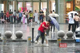 雷暴雨突袭武汉，局部阵风达8-10级图片