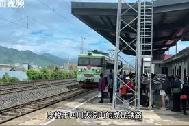 成昆铁路慢火车“共青团号”青年驾驶班组：每年服务彝族乘客超50万人次图片