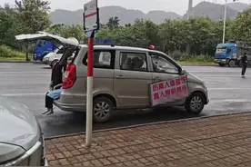 面包车上摆充气娃娃称“仿真人体验”？柳州交警：车主答应不摆了图片