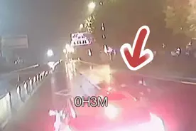 私家车故意别停消防车，找的理由让人怒了！图片