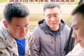 90后消防员为救火中女孩，把自己的防毒面罩给女孩戴上，自己吸入有毒气。图片