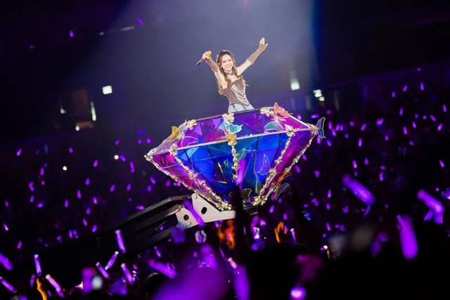 一直在开演唱会的邓紫棋，写出了今年最畅销的小说