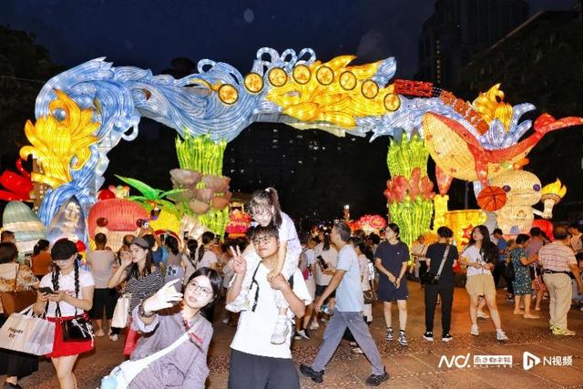 国庆长假首日，广州阳光明媚，城市打卡点人头攒动