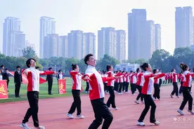 激情四溢！高校教师代表队开幕式舞蹈引爆全场图片