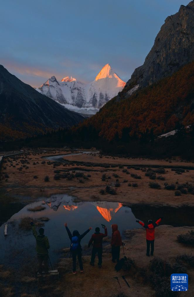 美丽中国丨穿越冰峰 遇见稻城亚丁