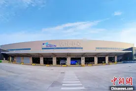 成都天府国际机场快件中心投运 首票出口跨境货物将运抵马来西亚等地图片