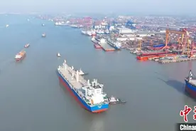 全球最大吨位重吊多用途船在江苏扬州交付图片