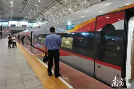 高铁夜行，他们在背后守护24小时回家路图片