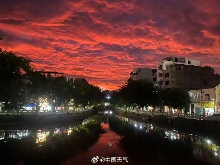 台风来袭前绝美晚霞映海口