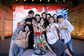 赵丽颖晒《与凤行》庆功宴合照，工作室回应：恭喜赵监制的作品大获成功！图片
