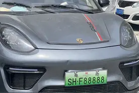 “前看保时捷，后看法拉利，车牌88888”！55岁车主被行拘图片