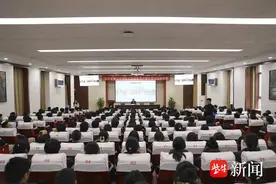 镇江市检察院党组书记、检察长潘昌锋 受聘为江苏省镇江中学法治副校长图片