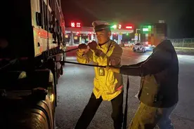 货物捆扎不牢遗撒高速路  高速公安夜巡伸援手除隐患图片