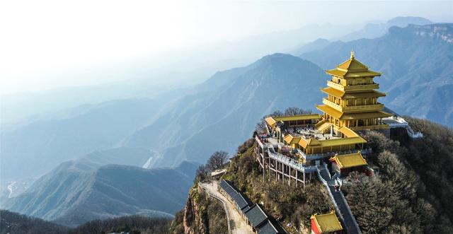 深秋王屋山登高赏奇景 地质公园层林尽染