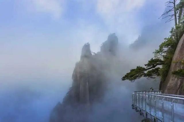 多名游客为打卡无视安全警示，翻越景区安全防护栏杆，攀爬至一处网红悬崖边缘拍照，江西上饶三清山景区回应：将加强巡逻