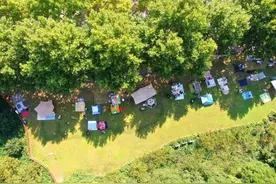 全市层面暂不考虑禁用风绳、地钉固定的天幕、帐篷！“两室两厅”等大天幕有增多趋势，需控制数量图片