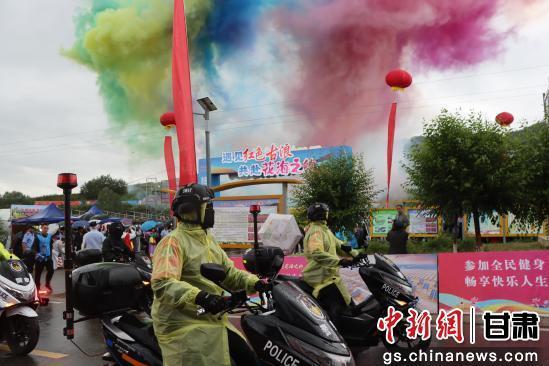 央媒看武威丨古浪公安用“藏蓝担当”护航古丰花海徒步走活动