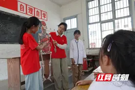 南华学子三下乡：“小小医生”角色扮演科普医学知识图片