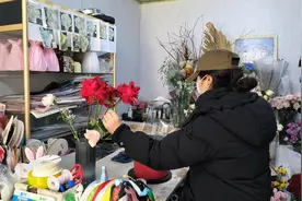 预订量翻倍！情人节临近，临沂鲜花销售持续升温图片