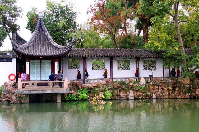 江苏苏州：沧浪亭色彩斑斓秋色美