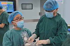 新生儿舌根“挂”了颗肉瘤，严重的是还堵住了呼吸图片