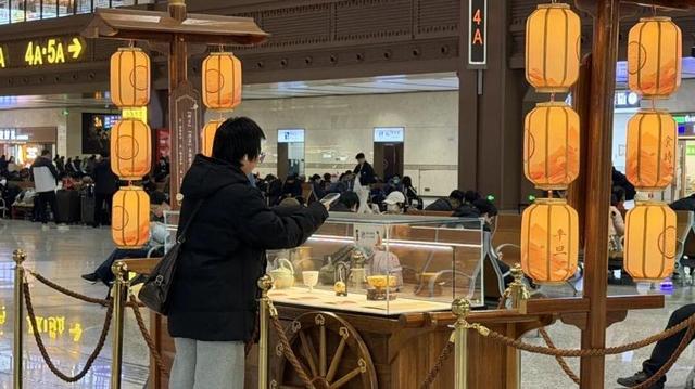 候车厅变身博物馆！网友：以为穿越到了唐朝！