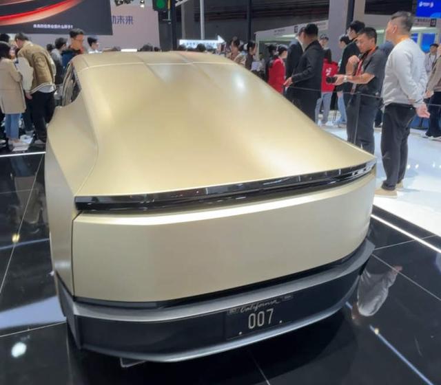 《流浪地球》同款无人卡车、浓缩掉啤酒80%水分的技术、没有方向盘的特斯拉出租车……今年进博会有多酷炫？｜进博Hi科技