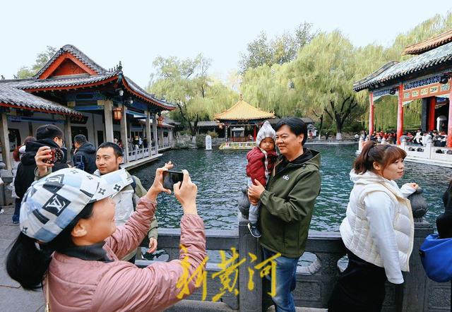 泉城最低温跌破0℃ 游客寒风中赏“趵突腾空”胜景