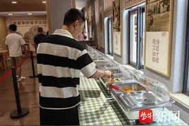 社区大食堂再焕新，快餐升级为自助模式图片