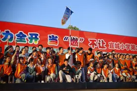 追光 | 这所小学，走出教室就是运动场图片