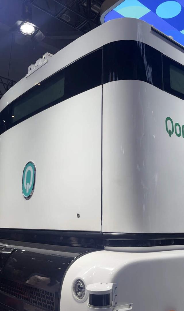 《流浪地球》同款无人卡车、浓缩掉啤酒80%水分的技术、没有方向盘的特斯拉出租车……今年进博会有多酷炫？｜进博Hi科技