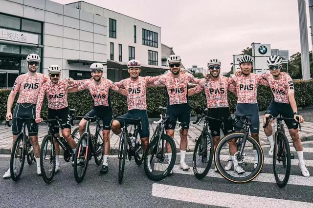 上海的骑行风景有多美？骑着8万元的闪电，以色列人安大卫用车轮丈量上海