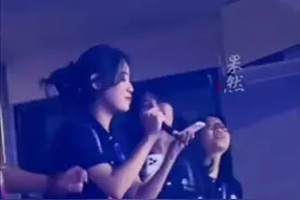 亚运会现场《最炫民族风》响起，全场打开闪光灯氛围太赞了，“充满青春、活力四射的感觉真好”。图片