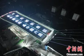 全国最宽单墩双幅T构桥在西安成功转体图片
