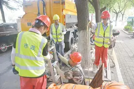 市政工人深入窨井清淤保畅通图片