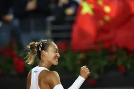 国际网坛热议郑钦文胜萨巴，WTA官网：事不过七，她做到了图片